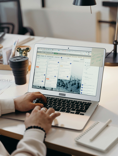 Personne utilisant un ordinateur portable avec Trello ouvert.