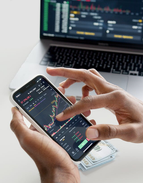 Analyse des marchés financiers sur smartphone et ordinateur.