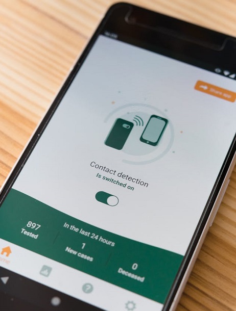 Application de détection de contacts activée sur smartphone.